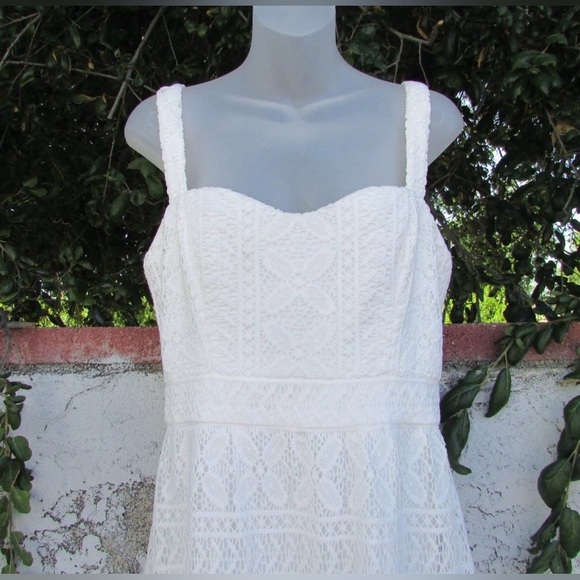 Elegant White Lace Dress - Picture 6 of 16